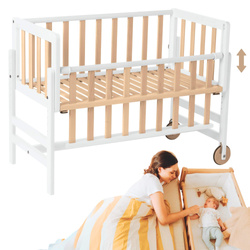 Łóżeczko drewniane dostawne z opuszczanym bokiem tapczanik Betty GEUTHER