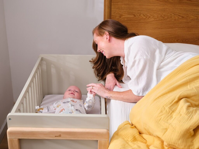 Łóżeczko drewniane dostawne 4w1 dostawka sofa biurko HATO + materac GEUTHER